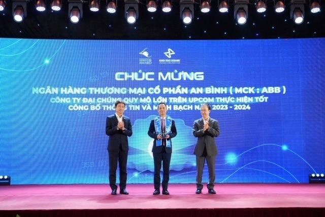 abbank-nhan-giai-ton-vinh-doanh-nghiep-thuc-hien-tot-cong-bo-thong-tin