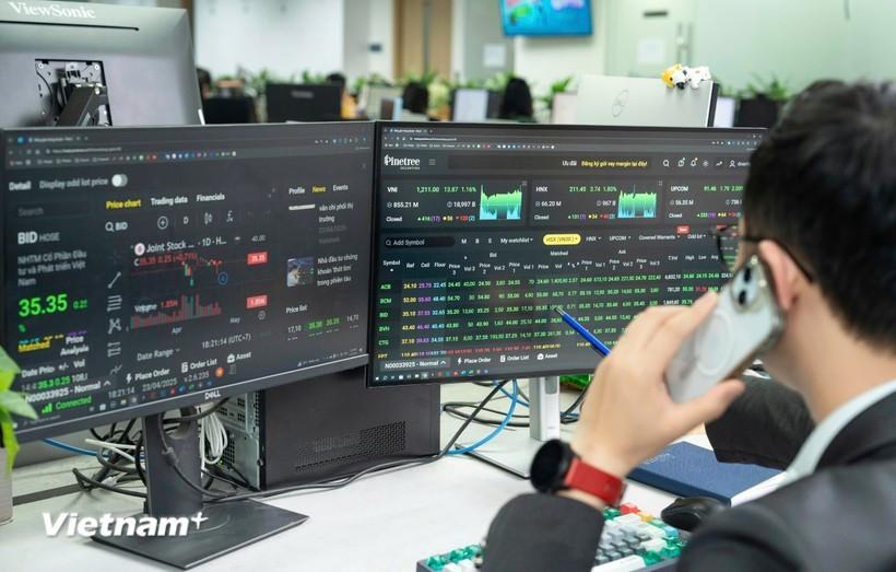 Chứng khoán 2026: Áp lực từ lãi suất tăng và kỳ vọng nâng hạng mở lối