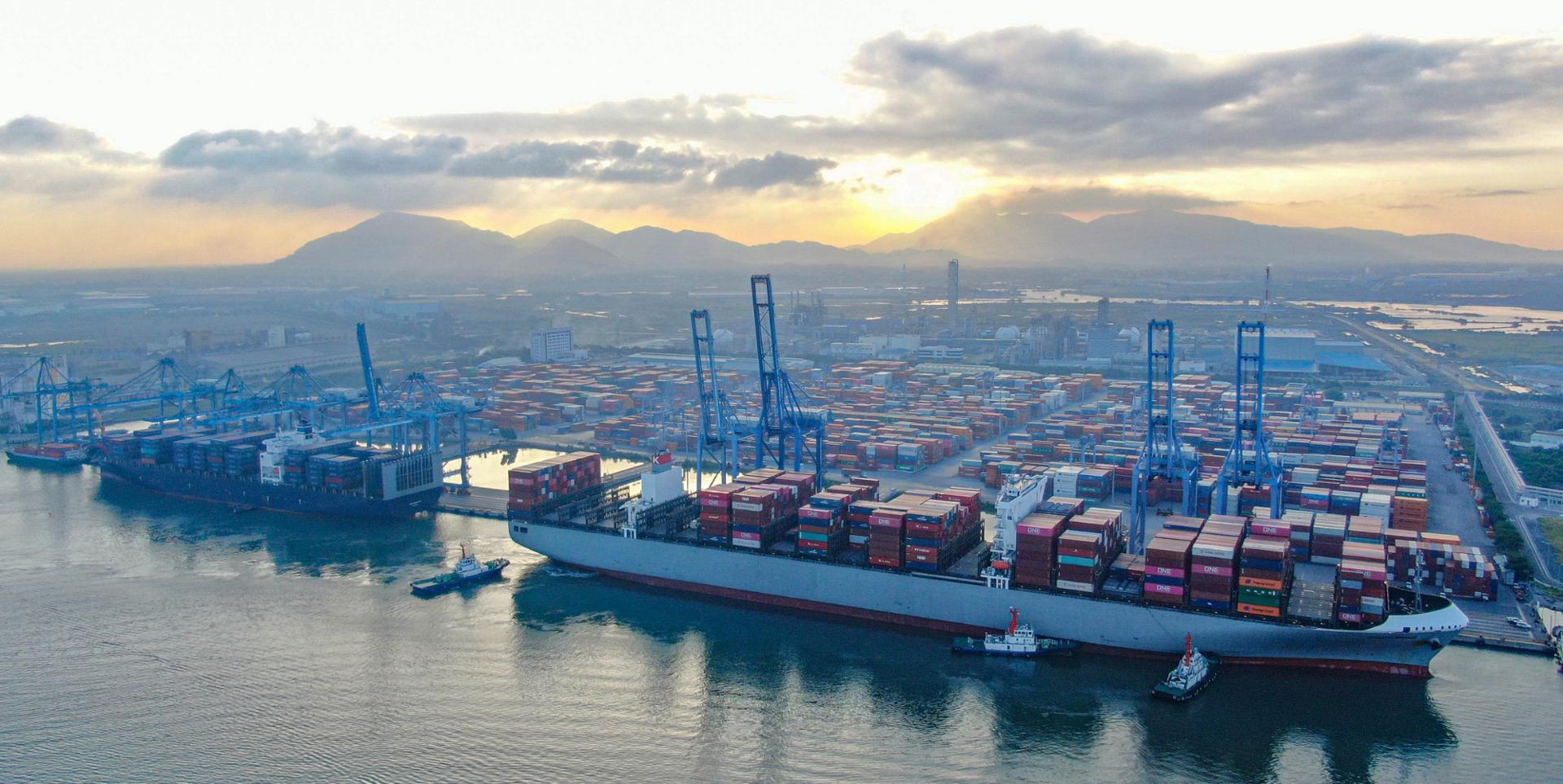 Doanh nghiệp FDI kiếm bộn tiền từ những mặt hàng nào ở Việt Nam?