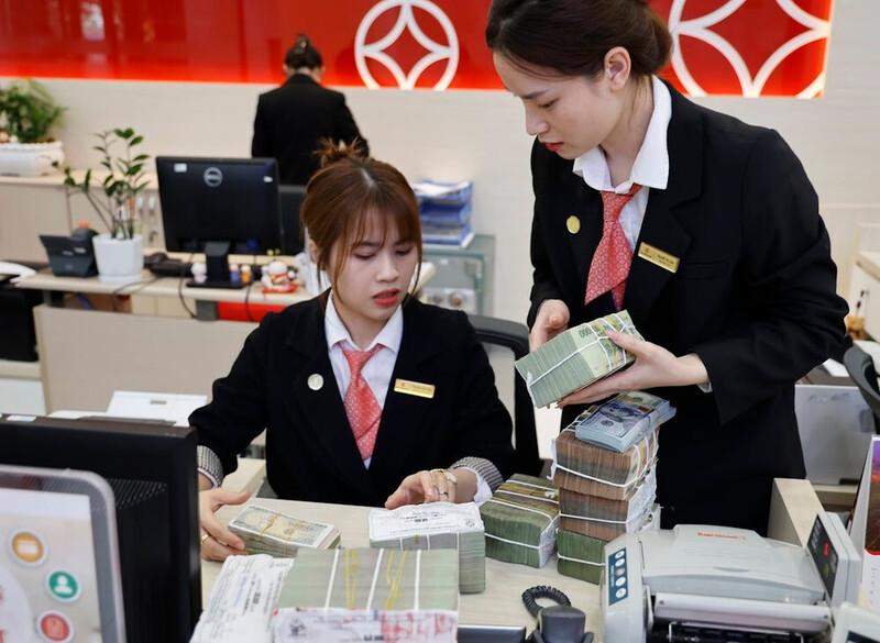 Nhà băng 'nắn' dòng vốn vào sản xuất, xuất khẩu