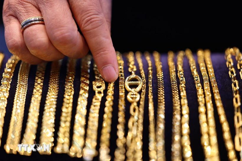 chiu-suc-ep-tu-dong-usd-gia-vang-roi-khoi-muc-cao-ky-luc