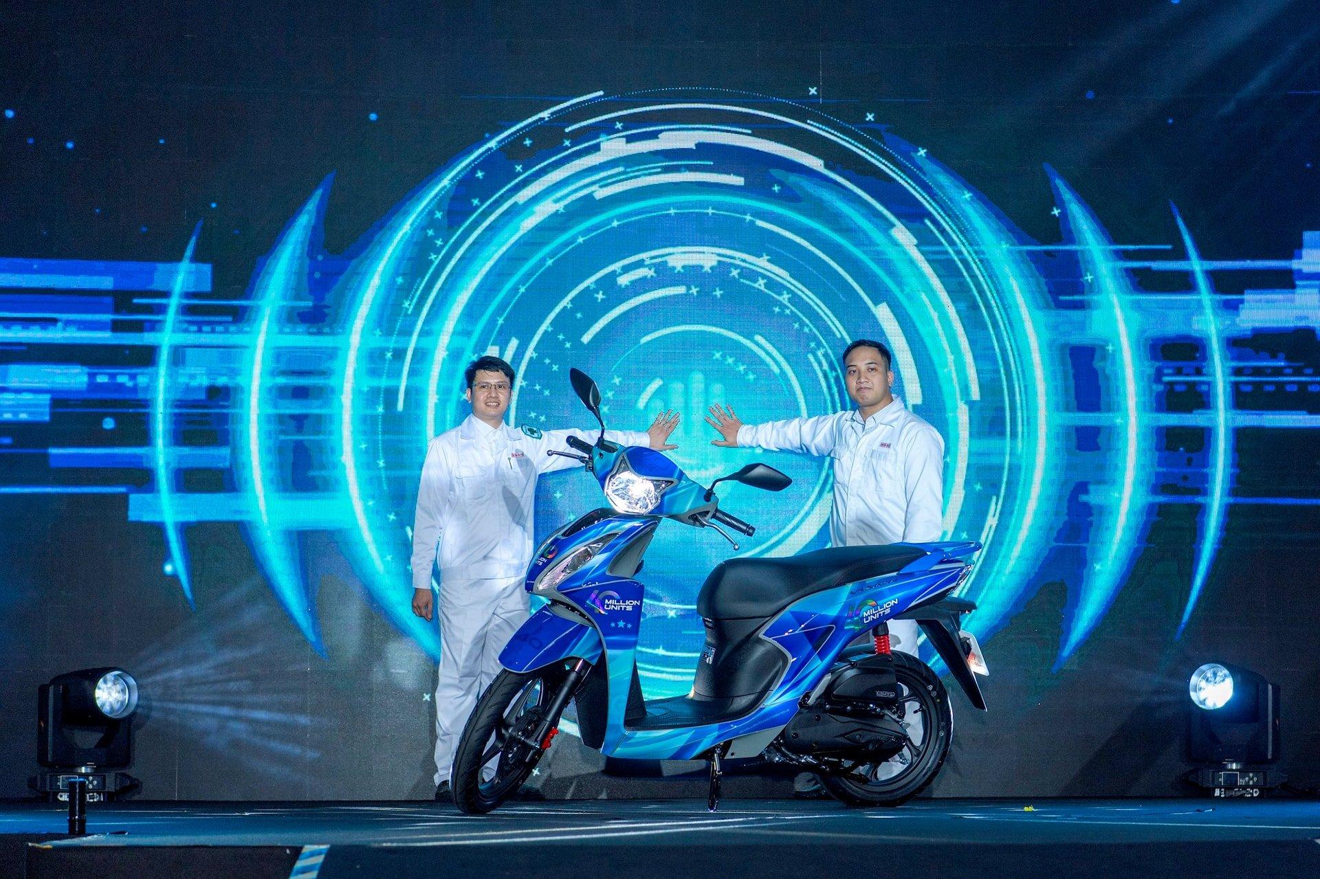 ong-vua-xe-may-va-cuoc-dua-xe-may-dien