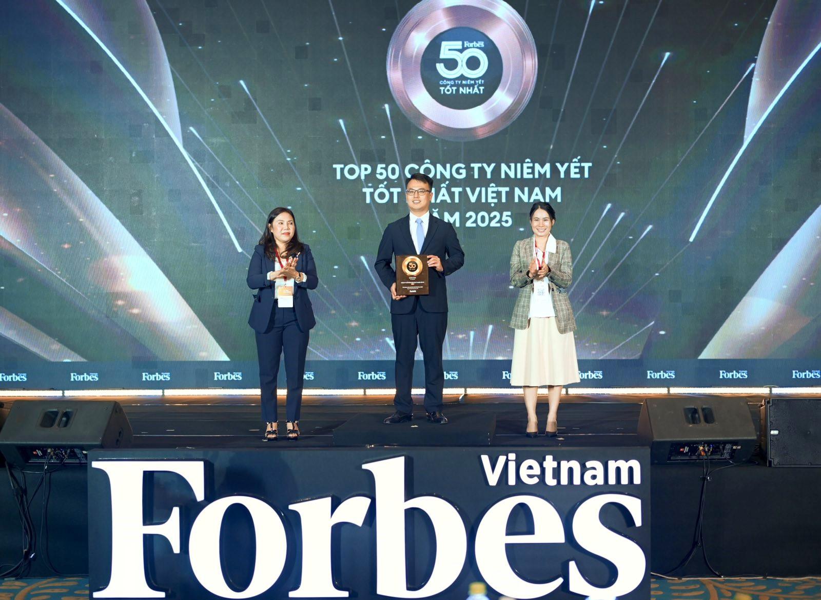 fpt-retail-duoc-vinh-danh-top-50-cong-ty-niem-yet-tot-nhat-viet-nam-cua-forbes