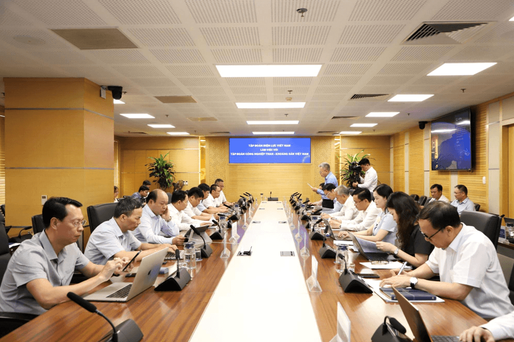 EVN và TKV hợp tác đảm bảo cung cấp than ổn định cho các nhà máy điện