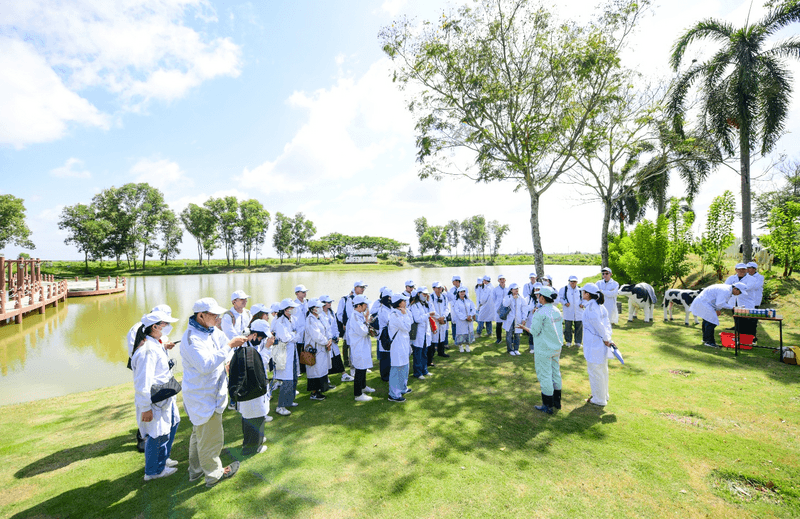 mo-khoa-tu-nhien-vinamilk-bien-rao-can-thanh-vong-tuan-hoan-xanh-tai-trang-trai-sinh-thai