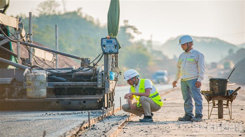 Nhà thầu xây dựng chịu áp lực do thiếu nhân công, giá vật liệu tăng